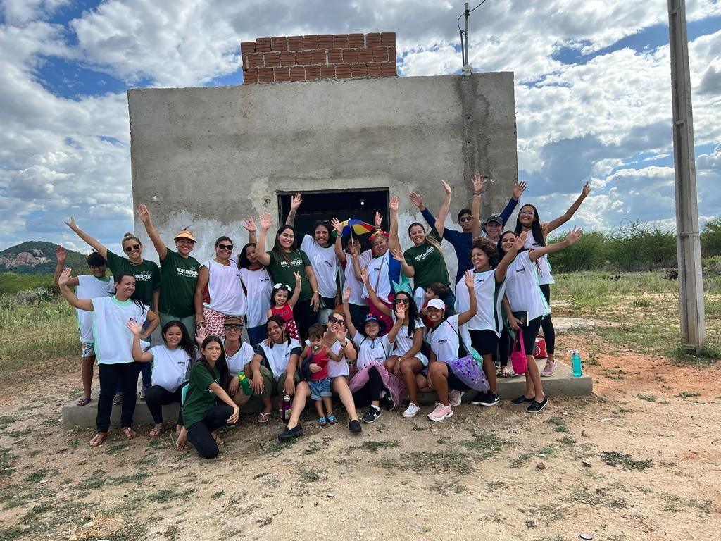 Comunidade reunida em frente à construção do Espaço Missionário