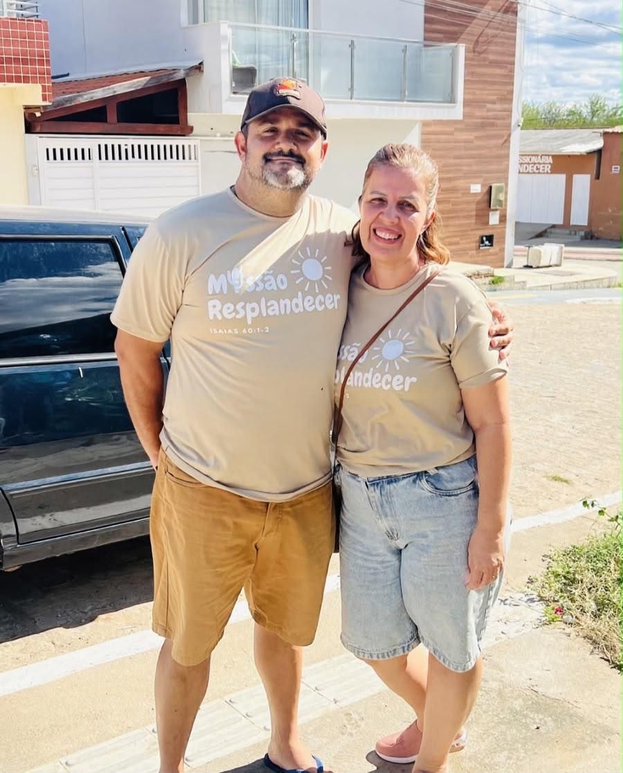 Pastora Raquel e Johnny com as camisetas da Missão Resplandecer