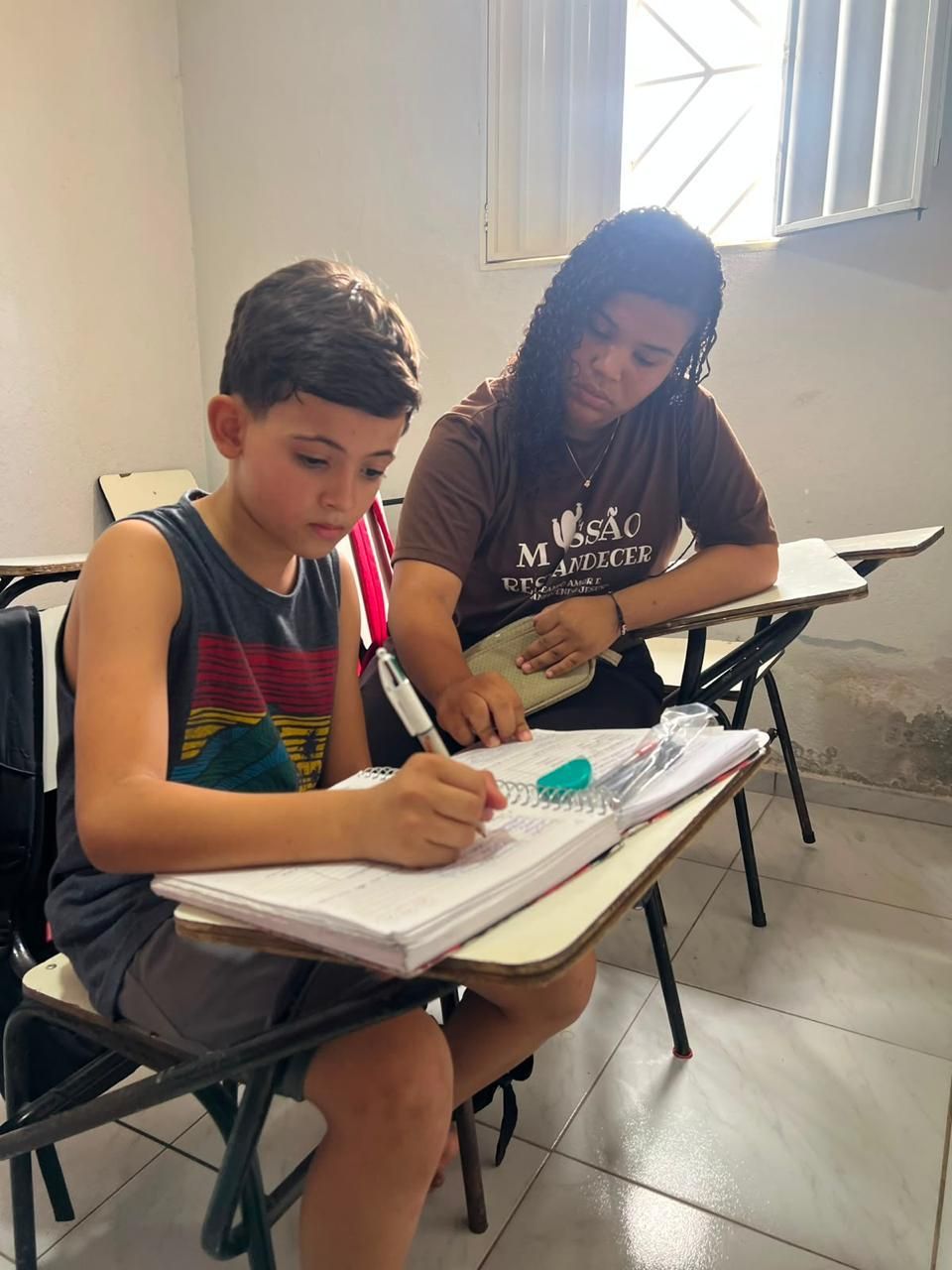 Criança estudando com apoio no projeto